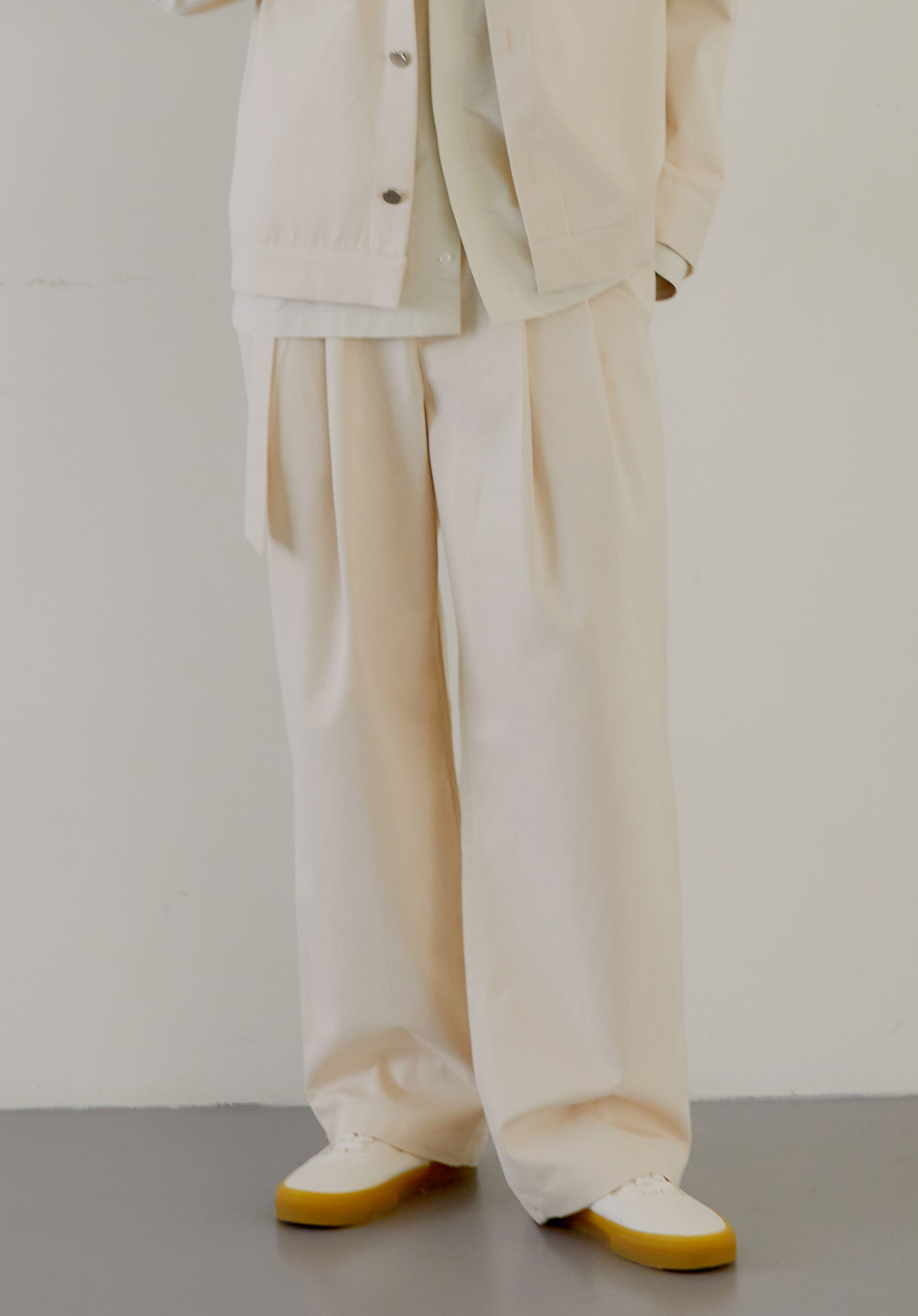 TWILL BELTED 2PLEATS PANTS IVORY